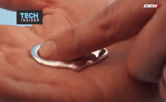 [Video] Kim loại bí ẩn này ở dạng lỏng như thủy ngân, nhưng lại an toàn với da tay