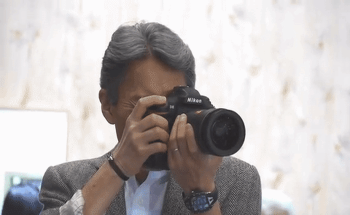 Bắt gặp CEO Sony đang "trên tay" máy ảnh của Nikon