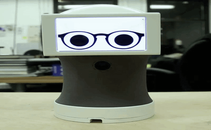 Xem này, chú robot này sẽ trò chuyện và tương tác với bạn như một đứa trẻ tinh nghịch vậy