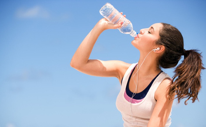 Uống ít nước gây hại cơ thể không kém gì bạn hút thuốc lá