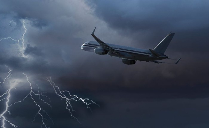 Xem cảnh phi công lao thẳng vào tâm Matthew - siêu bão vừa sát hại hơn 300 người
