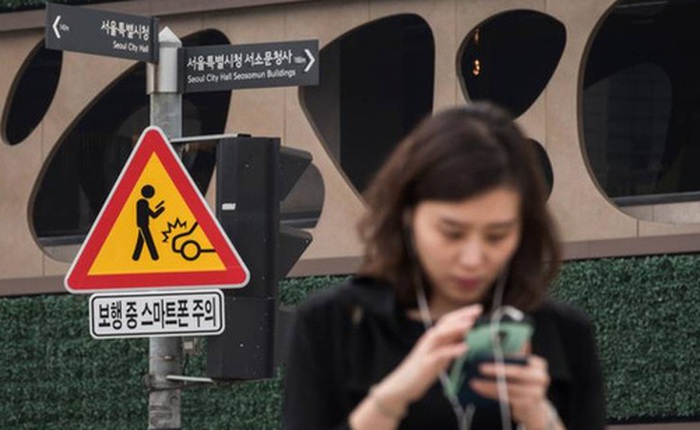 Hàn Quốc gắn biển cảnh báo tai nạn khi đi bộ cho "con nghiện" smartphone