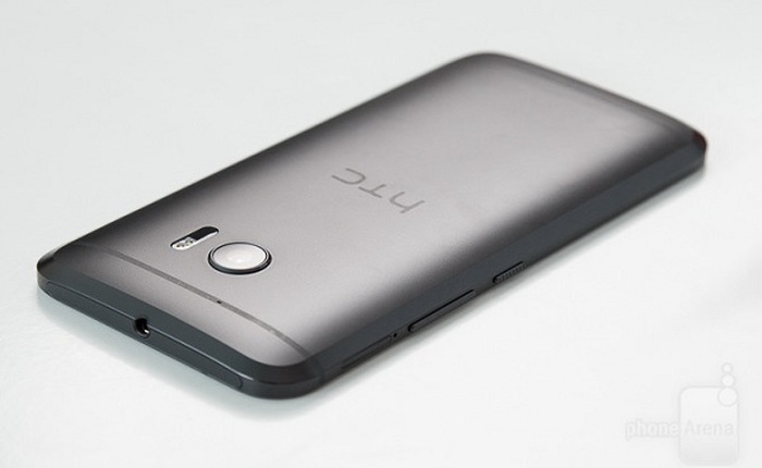 Doanh số 1 tháng của Samsung Galaxy S7 gấp 10 lần doanh số dự kiến cả năm của HTC 10