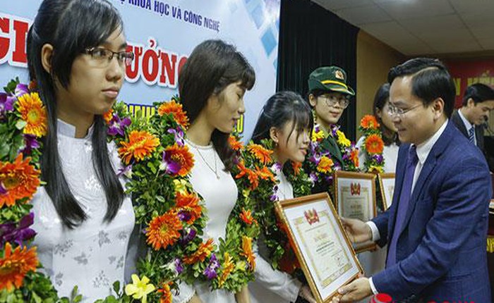 2 nữ sinh FPT nhận phần thưởng “Nữ sinh tiêu biểu lĩnh vực kỹ thuật 2016”