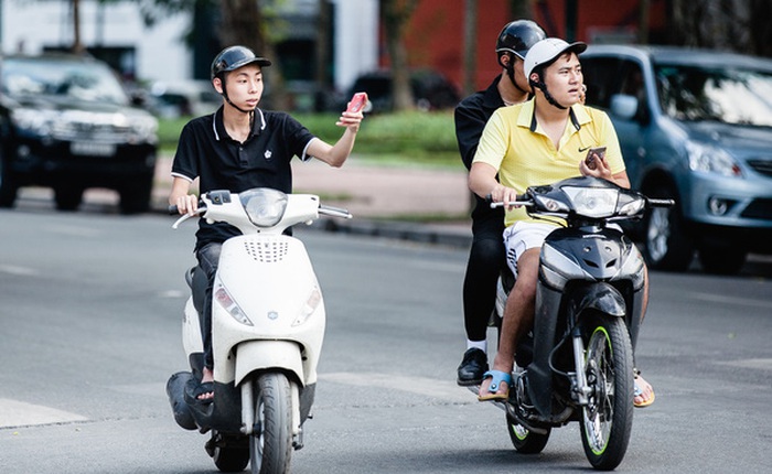 Chỉ mới 10 ngày, Pokemon đã thay đổi hành vi lái xe của người Việt: Đi bằng một tay, mắt cắm vào điện thoại!