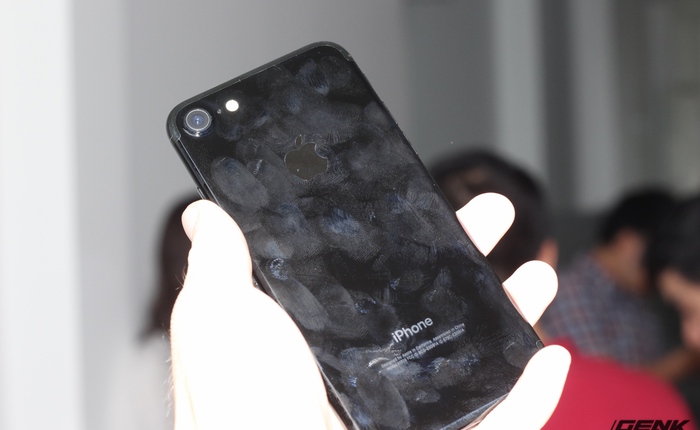 Cận cảnh iPhone 7 Jet Black bản thương mại đầu tiên tại Việt Nam: Vừa đắt vừa dễ bẩn!