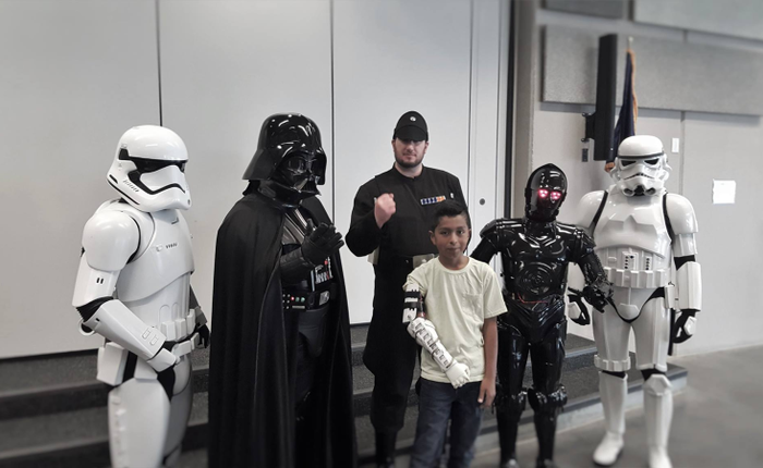Trùm bóng tối Darth Vader tặng cánh tay giả in 3D cho cậu bé khuyết tật