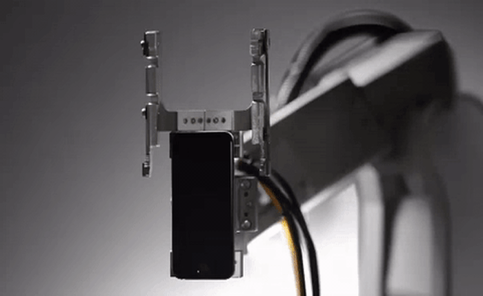 Con robot của Apple muốn có chiếc iPhone cũ của bạn nhưng các chuyên gia khuyên đừng đưa cho nó