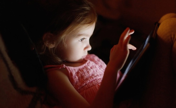 Hội Y học Hoàng gia Anh cảnh báo nghiện máy tính bảng sẽ gây tổn thương vĩnh viễn lên não trẻ em