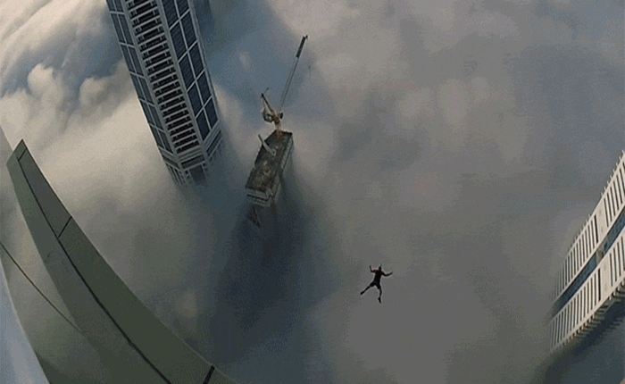 Xem anh chàng nhảy dù từ tòa nhà cao xuyên mây xuống mặt đất sẽ khiến bạn thấy phấn khích dù đang ngồi nhà