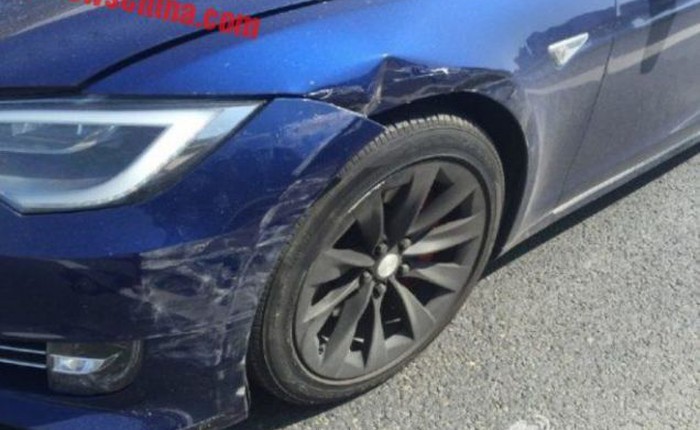 Tài xế Trung Quốc đổ tội xe Tesla gây tai nạn nhưng xem video, chúng ta biết ngay lỗi là của ai