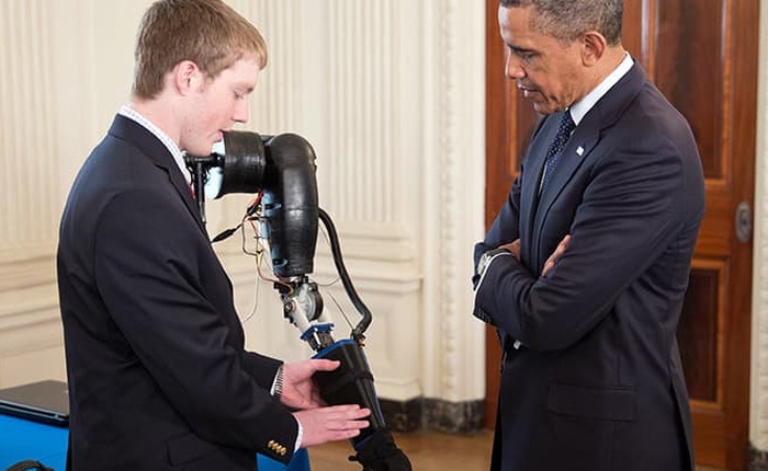 Chế tạo tay robot điều khiển bằng ý nghĩ, chàng trai 19 tuổi được Tổng thống Obama chào đón