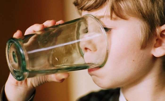 Uống nước nhiễm chì nguy hiểm như thế nào?