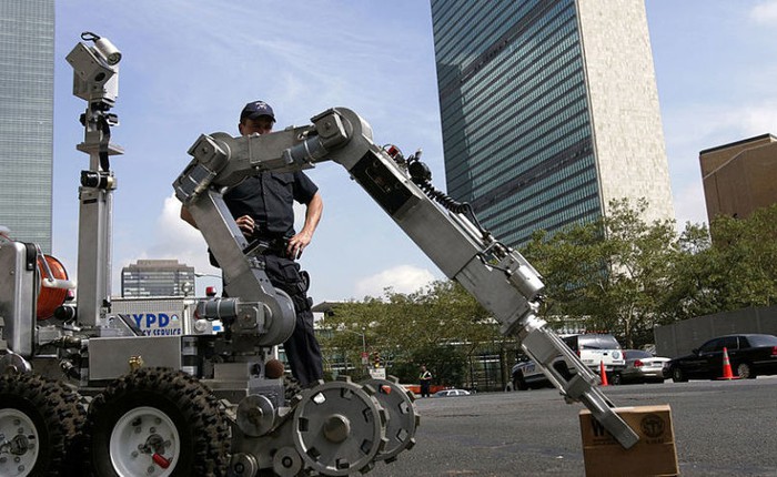Robot cướp súng của tên tội phạm trong cuộc đọ súng với cảnh sát Mỹ