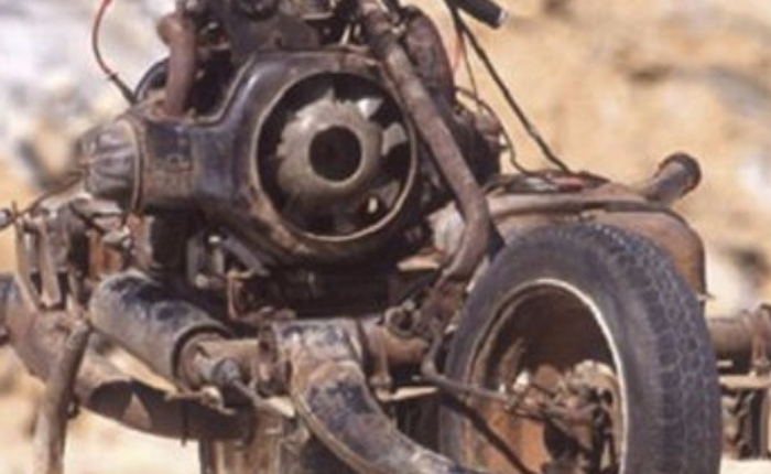 Một người đàn ông đã chế tạo xe máy từ xe hơi hỏng hóc để thoát khỏi sa mạc châu Phi