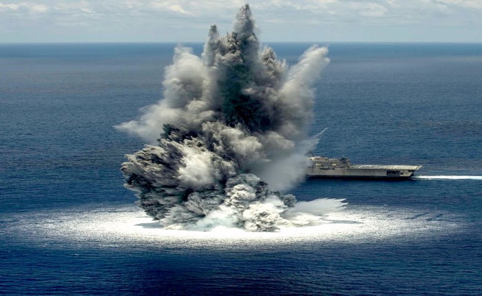 Xem video: bị 4,5 tấn thuốc nổ nổ ngay sát sườn nhưng siêu tàu chiến Mỹ không hề bị tổn hại
