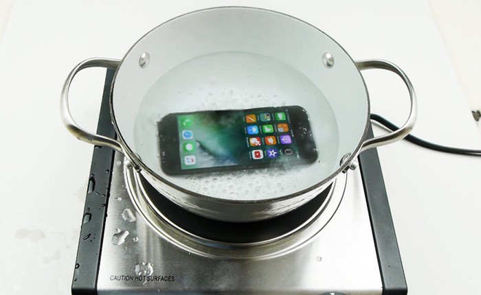Điều gì xảy ra khi bạn đem iPhone 7 đi "nấu canh"?