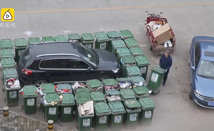 Trung Quốc: 40 thùng rác nhốt 1 chiếc ô-tô vì đỗ sai quy định