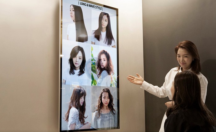 Samsung lắp màn hình gương OLED đầu tiên ở tiệm cắt tóc