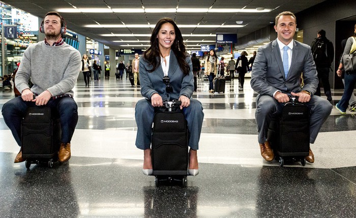 Với chiếc vali này thì bạn có thể tha hồ "đua xe" trong sân bay mà không ai nói gì