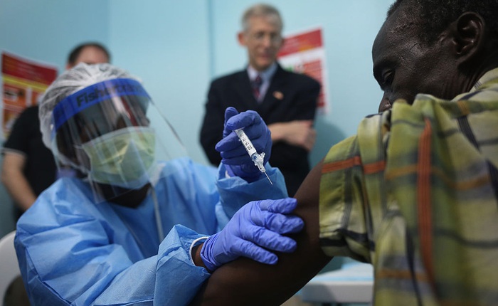 BREAKING: Các nhà khoa học sản xuất thành công vắc-xin Ebola hiệu quả 100%