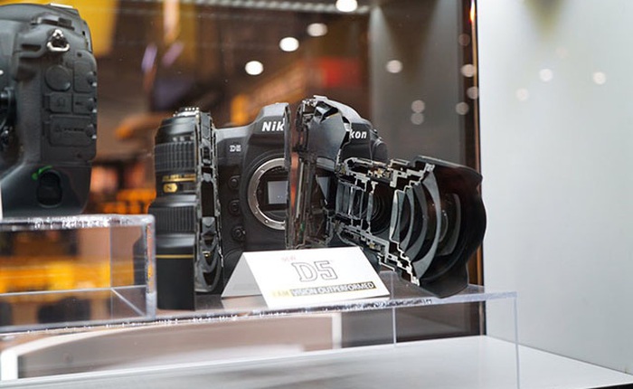 Xem quái vật Nikon D5 bị cưa đôi tại triển lãm CES 2016