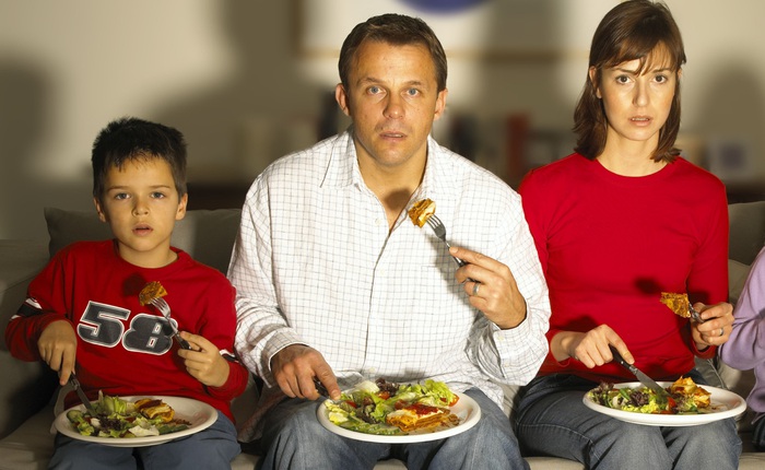 Tắt ngay tivi trong bữa ăn, nếu bạn muốn mình và người thân đều khỏe mạnh hơn