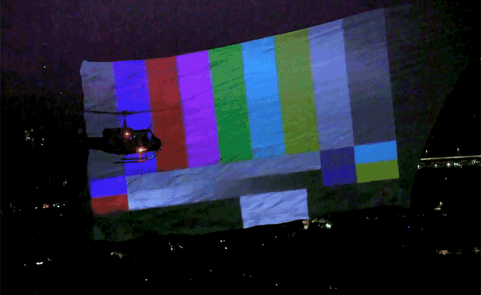 Xem cảnh 2 máy bay trực thăng phối hợp tạo nên màn chiếu quảng cáo chơi trội nhất hiện nay như thế nào