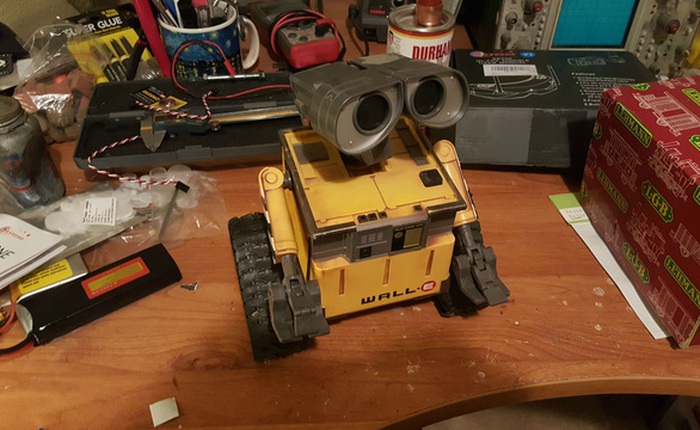 Phẫu thuật đồ chơi Wall-E biến nó thành robot điều khiển từ xa diễn ra như thế nào?
