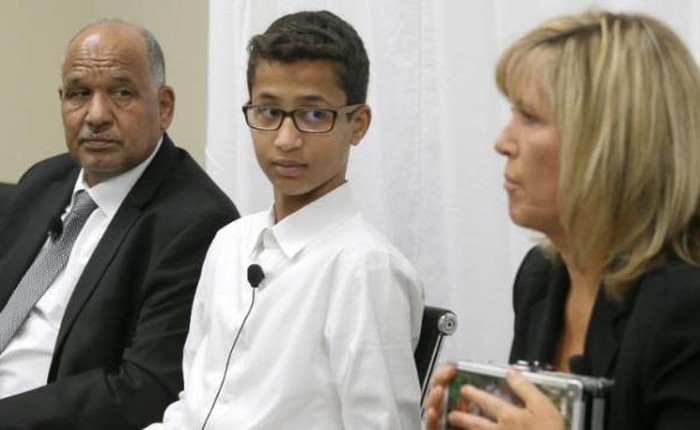 “Cậu bé đồng hồ” Ahmed Mohamed và gia đình chính thức khởi kiện nơi cậu bị bắt