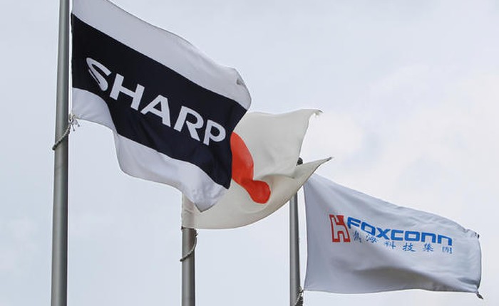 Sharp chính thức về tay Foxconn từ hôm nay: thu về 3,8 tỷ USD, nhưng CEO người Nhật mất chức