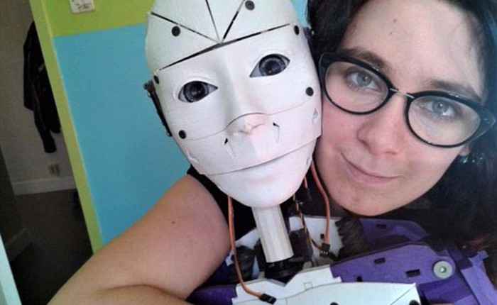 Chuyện sắp không còn là lạ: một cô gái yêu robot quá và mới quyết định cưới nó làm chồng