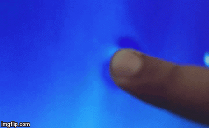Vì sao màn hình LCD gợn sóng khi chạm ngón tay vào?