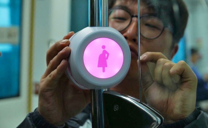 Để giúp phụ nữ mang thai có chỗ ngồi trên tàu xe, người Hàn Quốc đã sử dụng nút bấm cực thông minh