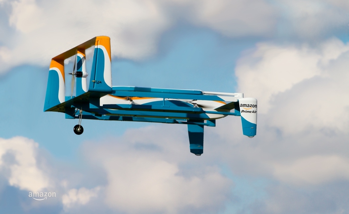 Amazon lần đầu tiên vận chuyển sản phẩm bằng drone đến tận cửa nhà khách hàng