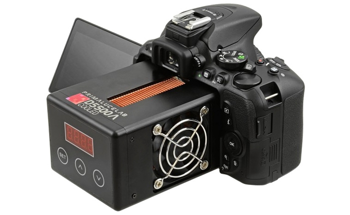 Cận cảnh máy ảnh Nikon D5500 được độ hệ thống làm mát cảm biến chuyên trị ảnh phơi đêm