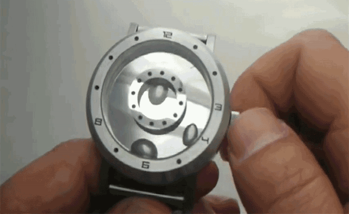 Chiếc đồng hồ kim loại lỏng này dường như bước ra từ bộ phim The Terminator