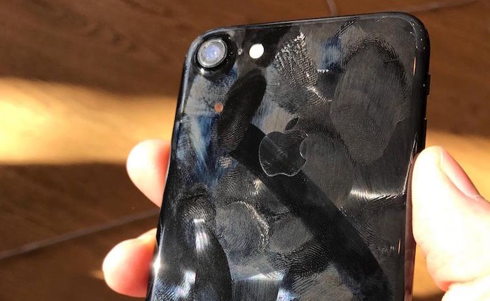 iPhone 7 Jet Black cầm tay đã bẩn, liệu chiếc máy trưng bày trong Apple Store sẽ kinh khủng đến mức nào?