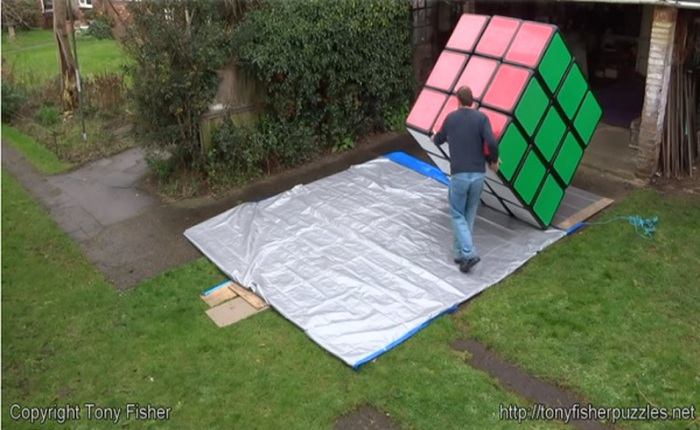 Đây là khối Rubik lớn nhất thế giới, bạn phải rất khỏe mới có thể xoay được nó