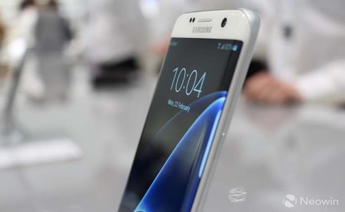 Galaxy S7 edge quá thành công khiến Samsung muốn khai tử điện thoại màn hình phẳng thuộc S Series