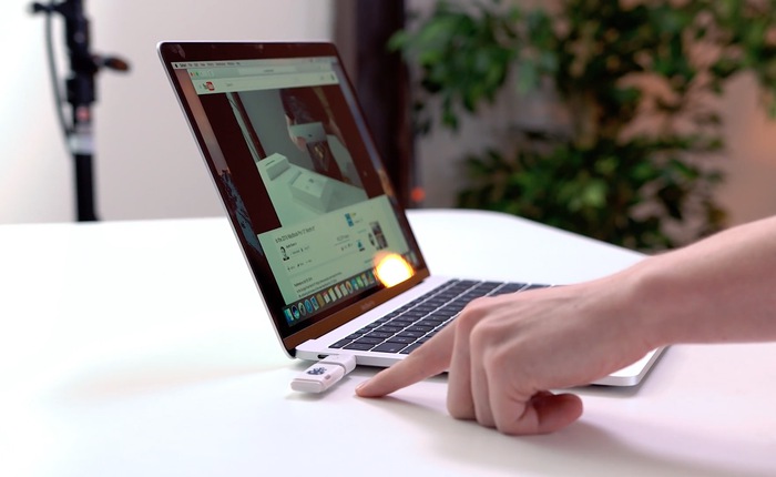 Chuyện gì sẽ xảy ra nếu cắm "USB sát thủ" vào MacBook Pro mới?
