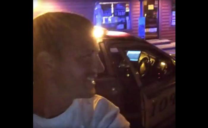 Thanh niên cướp xe cảnh sát bỏ chạy, vừa livestream lên Facebook vừa nghêu ngao hát