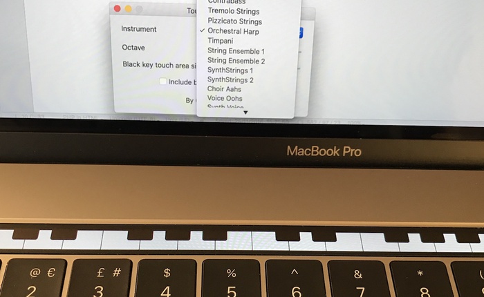 Cùng xem anh chàng này chơi Piano trên thanh Touch Bar của MacBook Pro 2016
