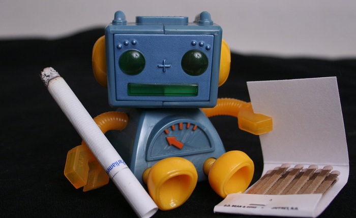 Các nhà khoa học tạo ra một con robot chuyên hút thuốc, nhưng không phải để cho vui