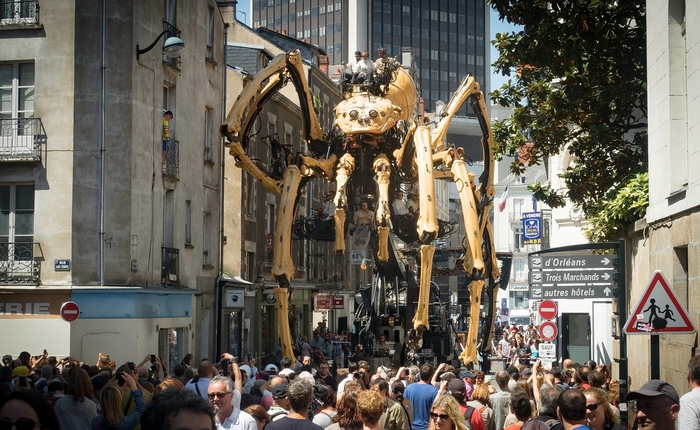 Cùng xem cảnh tượng "quái nhện" robot cao 13 mét náo loạn đường phố tại Pháp