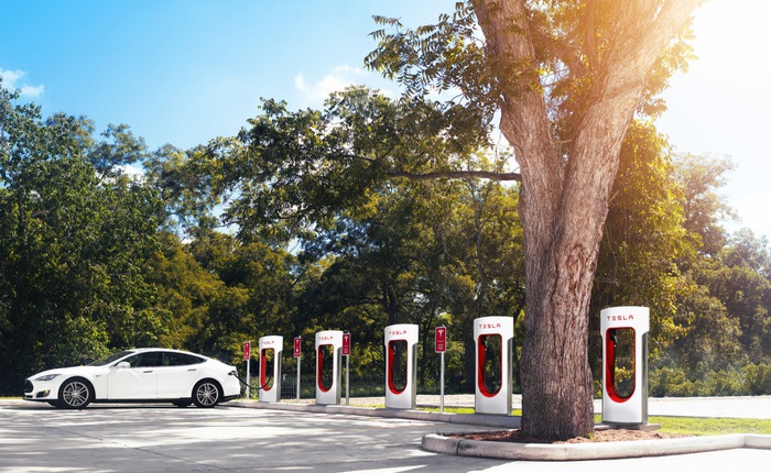 Xe chạy xăng đang phá hoại môi trường, vậy xe điện như Tesla có "sạch" không?