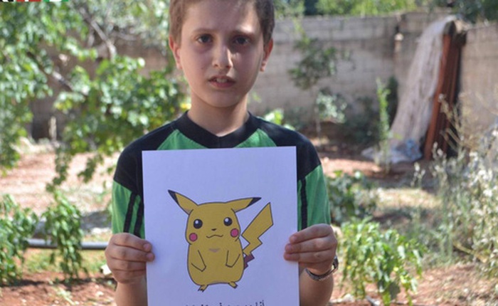 Trẻ em Syria cầm ảnh Pokémon với hy vọng được người lớn giải cứu