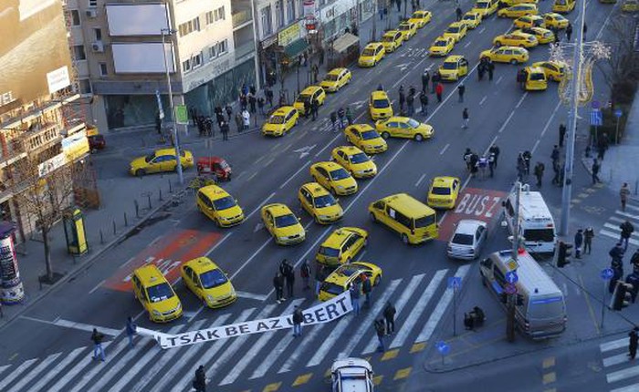 Tài xế taxi tại Hungary biểu tình, chặn xe đòi Uber đóng cửa