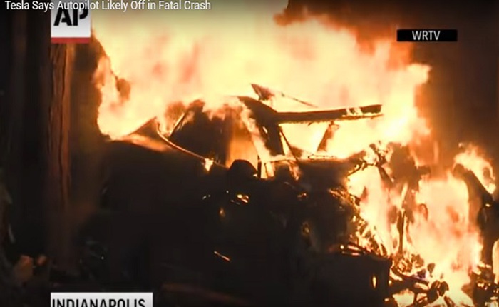 Tesla Model S nổ tung khi gặp tai nạn, tài xế và hành khách đều tử vong