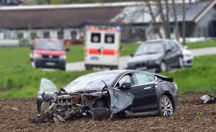 Tesla S gặp tai nạn khủng khiếp, lộn nhào 25 mét, nát đầu xe, 5 người trong xe vẫn sống